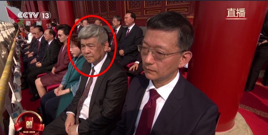 天安门城楼上洪秀柱旁边的老先生是谁？
他叫车晴，是抗战名将张自忠将军的外孙，现任