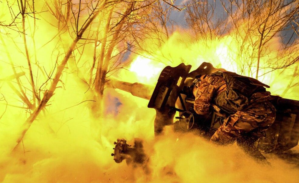 俄乌炮兵火力对比：一场力量悬殊的较量 

回顾2022至2024年，俄乌炮兵火力
