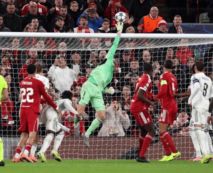 利物浦1比0皇马，皇马门将库尔图瓦在比赛中作出了8次扑救！

库尔图瓦在对阵利物