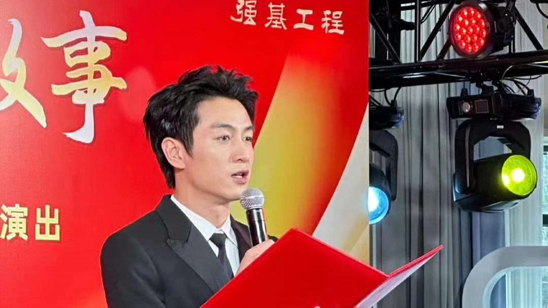 离婚后首现身的陈晓，完全不受影响，眼神有光