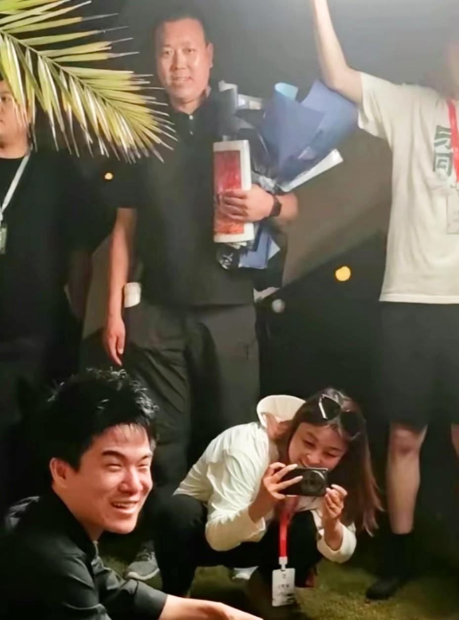 这张照片董宇辉、成林、刘队都在笑，谁也没说话，但仿佛都在说话。
刘队：我老板就是