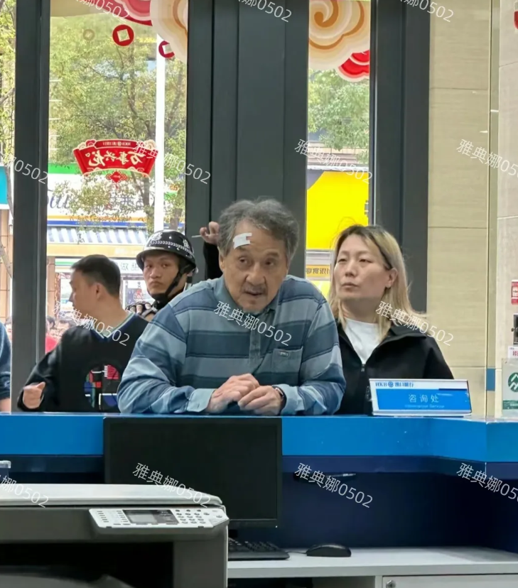 成龙武汉拍戏生图，他虽然头发花白但身手依然敏捷矫健，70岁了还亲自上阵拍动作戏真