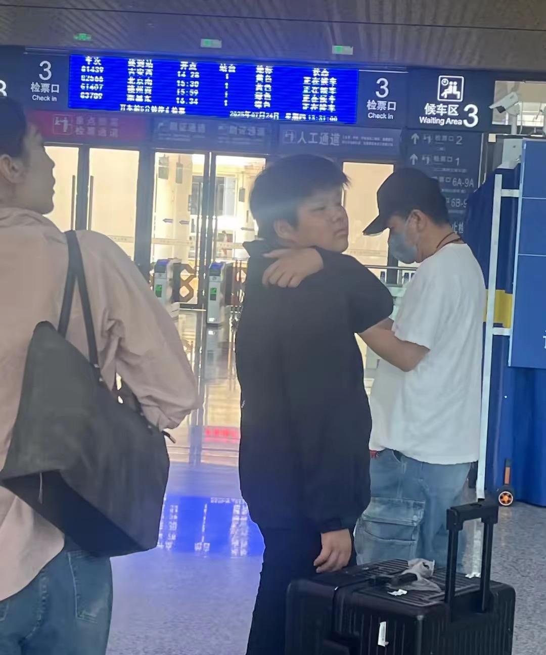 7月24日，景德镇北站热闹非凡，有网友幸运偶遇黄圣依大儿子安迪与老爸。曾经的小萌