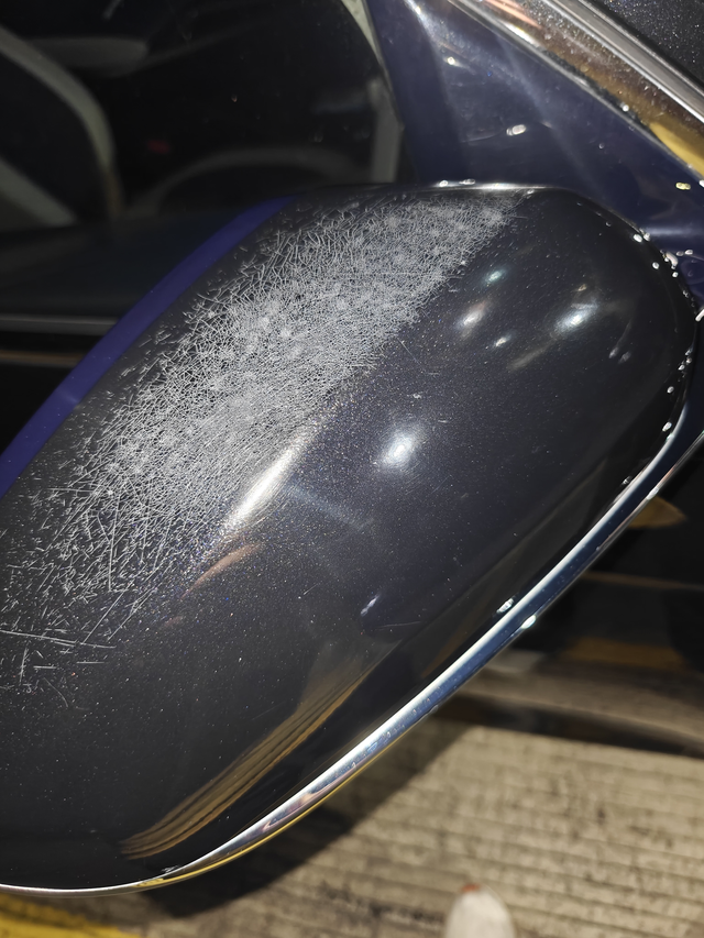 漆水质量是真的差
两个耳朵的清漆层已经全部氧化了，色漆层龟裂得不成样子。
就正上