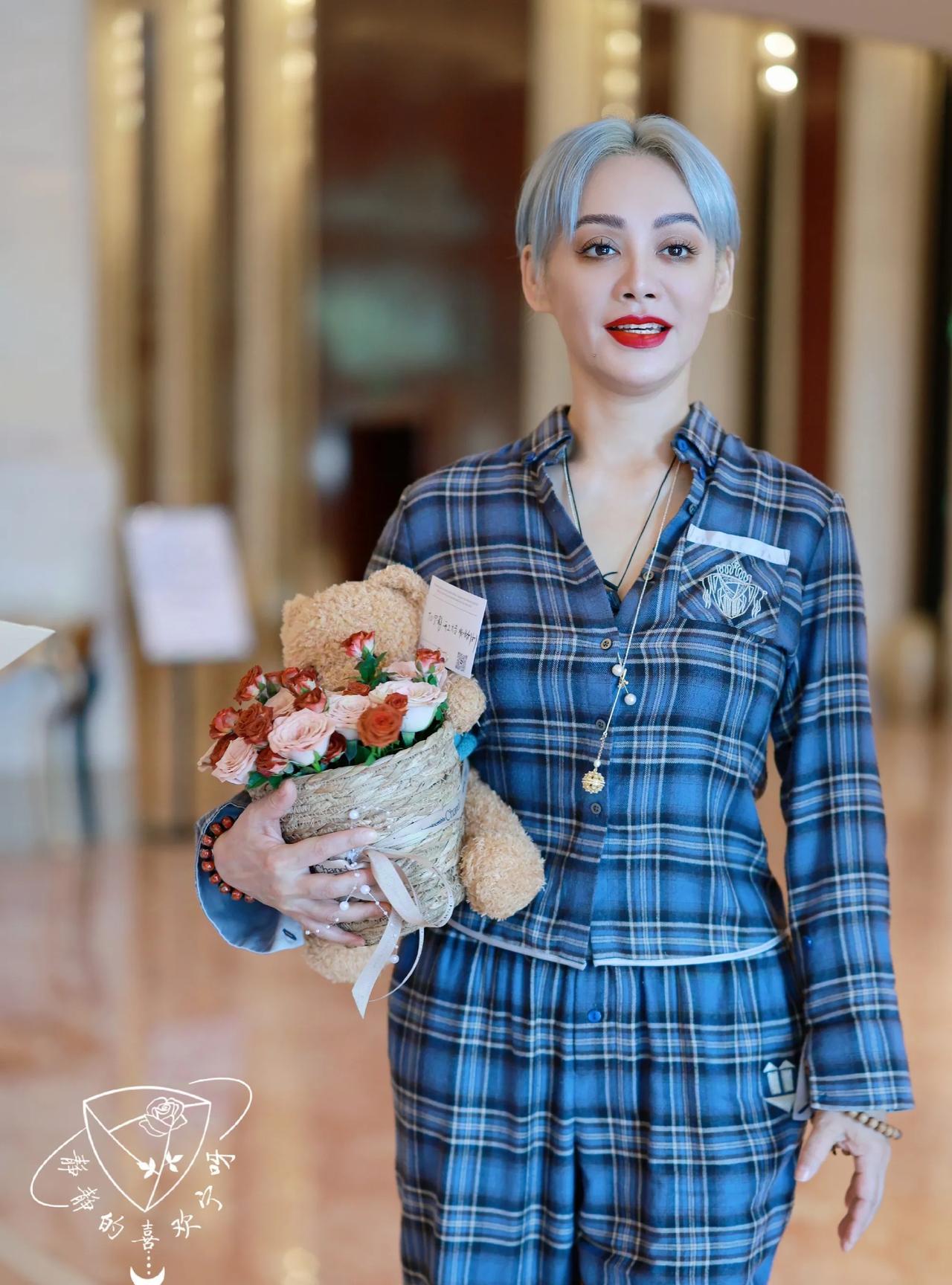 她应该再上浪姐，没有她的浪姐少了一半意思， 即使她如今已经50多岁了，离婚带娃，