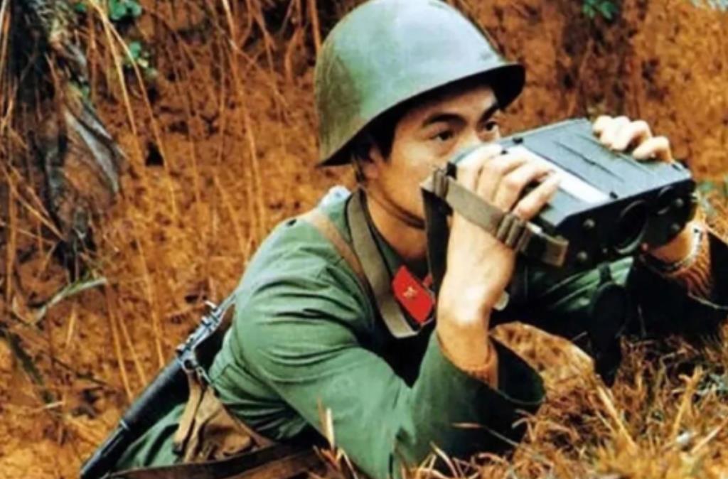 1986年，中越边境老山，一位战士要上211高地。临行前军长敬他茅台酒，师长把自