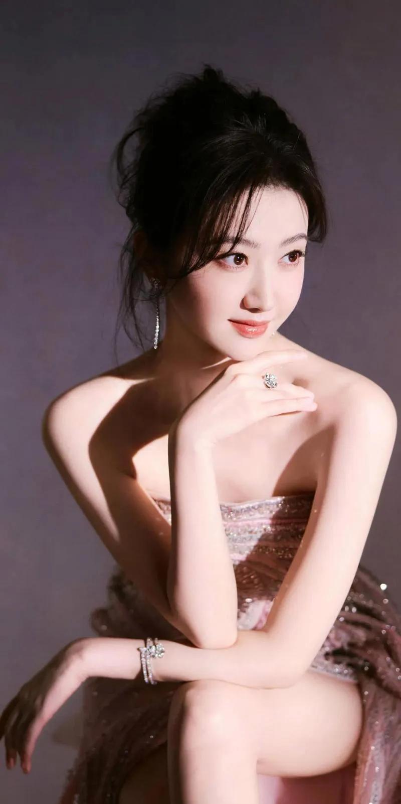 景甜张彬彬《龙骨焚箱》开机路透释出