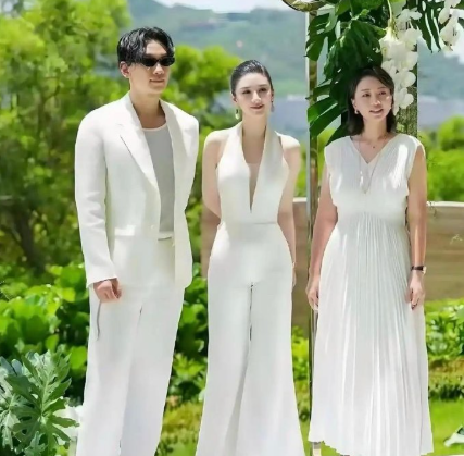 黄奕站Rain旁，瞬间成韩剧女主 ​​​