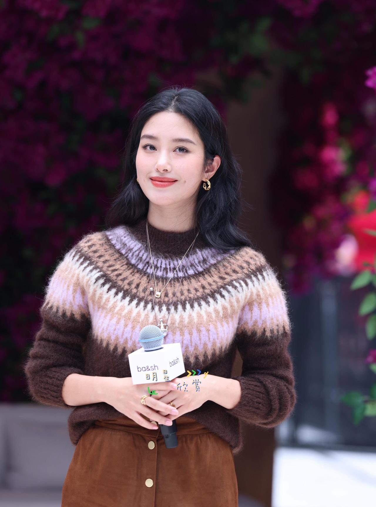 杨采钰八成遭豪门退货了，
不然她为什么这么拼？
前脚刚生完孩子，后脚就出来做活动