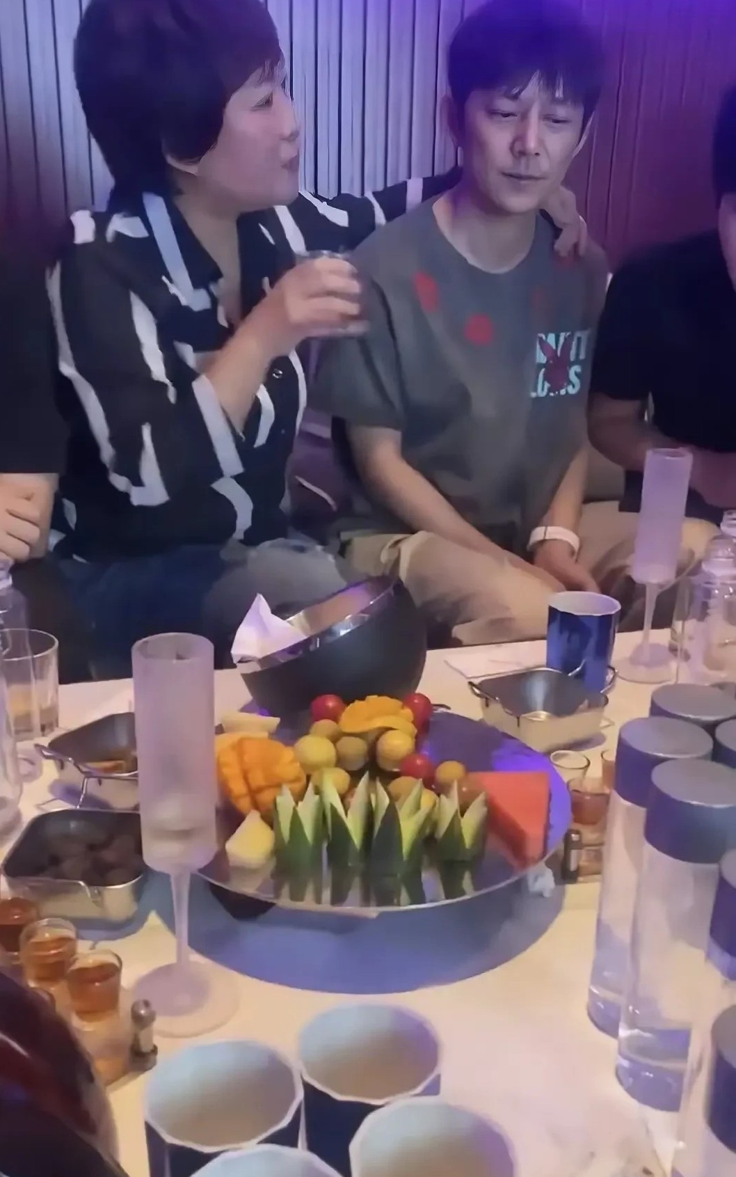 这个帅哥你认识吗？是不是某位著名的主持人，看着很眼熟啊！