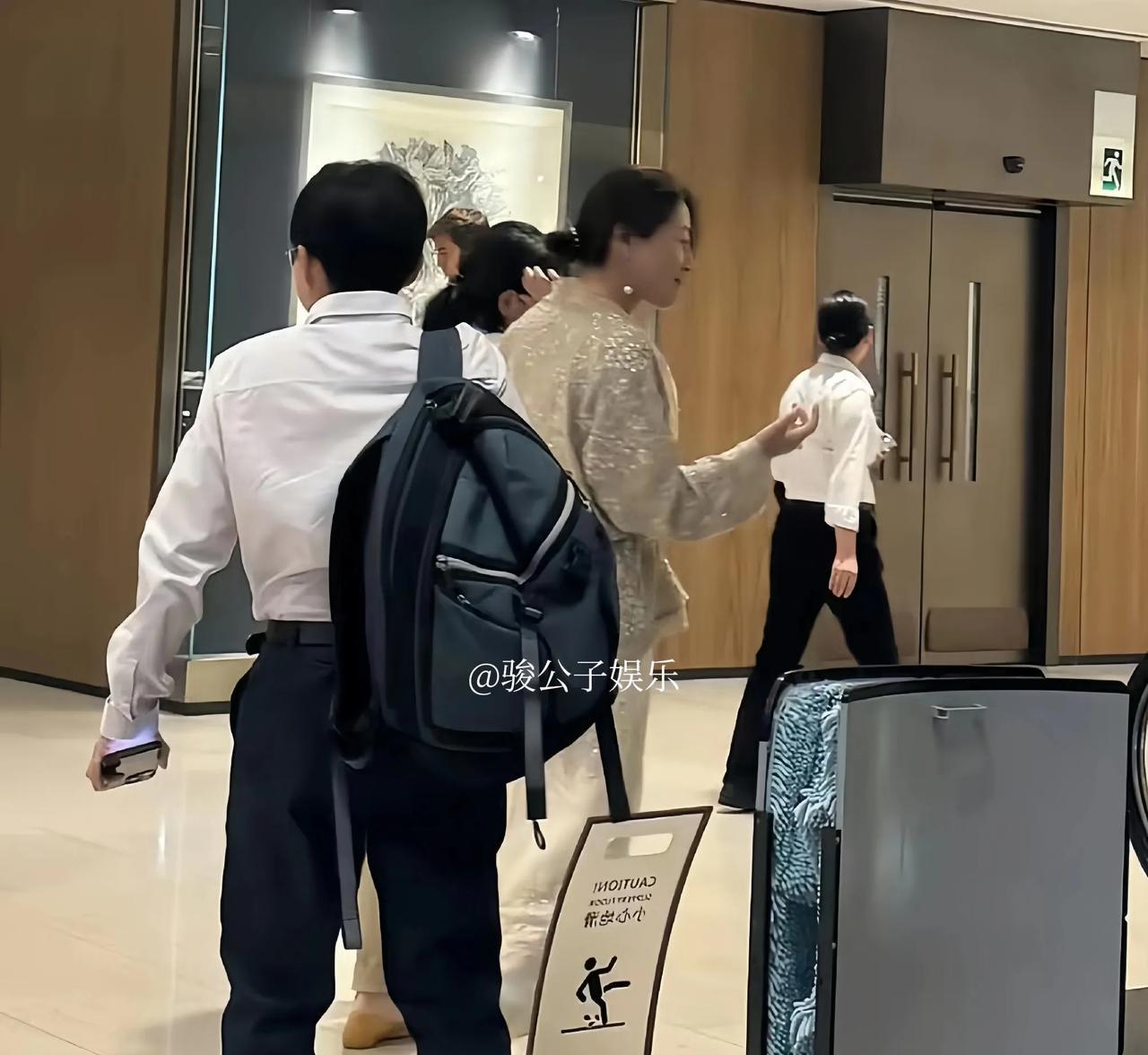 宗馥莉在香港游玩，看起来十分洒脱，仿佛一切纷纷扰扰都对她没有影响，这心态太好了！