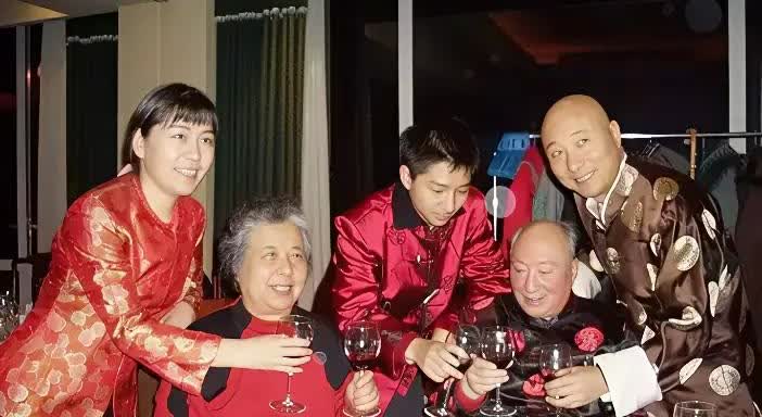 陈佩斯一共有兄妹三个人。
哥哥陈布达，圈外人，没有从事演艺行业，陈佩斯排行老二