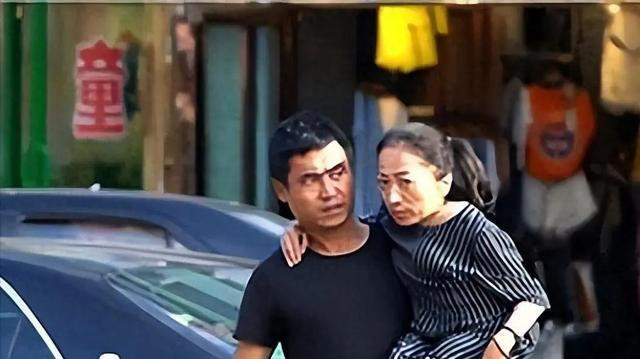 10年前，那个身高85厘米，被人抱着闯天下的女千万富翁，如今怎样了？