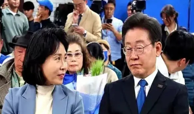 真是天壤之别。韩国总统李在明上台仅一个月就获得了民众的高支持率，竟然达到60%，