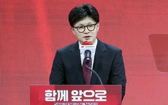 李俊锡又遭“打脸”。



他原本觉得100%能赢下国民力量8月党首竞选的韩东勋