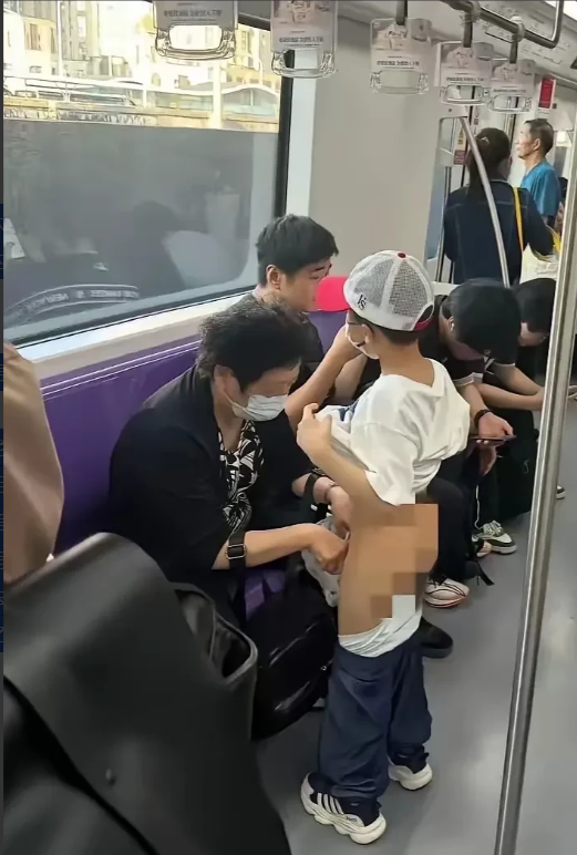 在上海的一列地铁车厢里，一位老太太带着孙子乘地铁。突然孙子尿急，老太太没有办法，