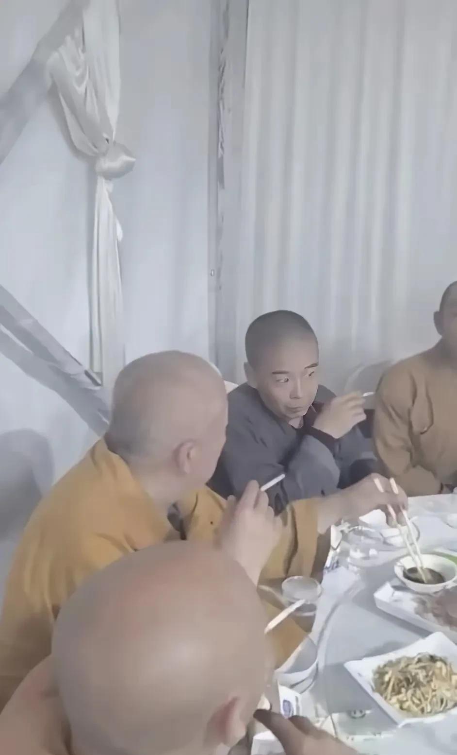 端午节聚餐，师傅们吃好喝好，再到KTV包房唱一唱，午夜场去蒸个桑拿，按个摩也估计