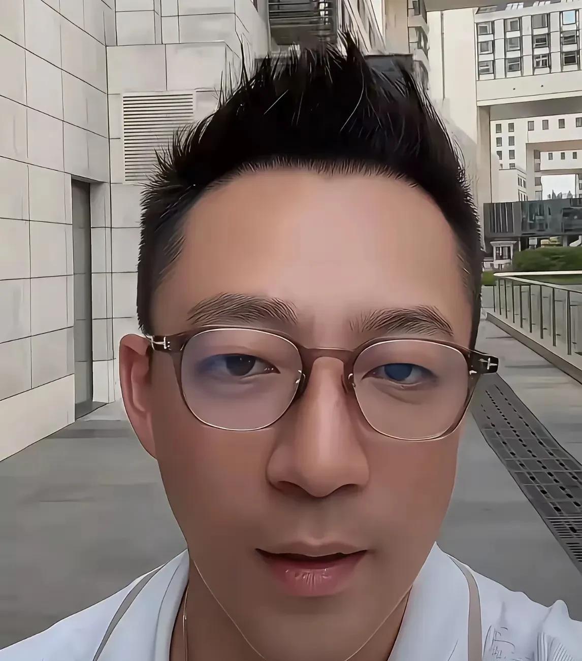 汪小菲终于现身了
拿着手机捯饬头发
不知道是开了美颜
还是被酸辣粉闹得
整张脸瘦
