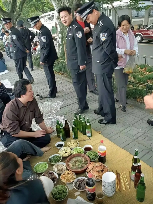西湖边可以这样了吗？

什么时候的事?现在不可以吧。