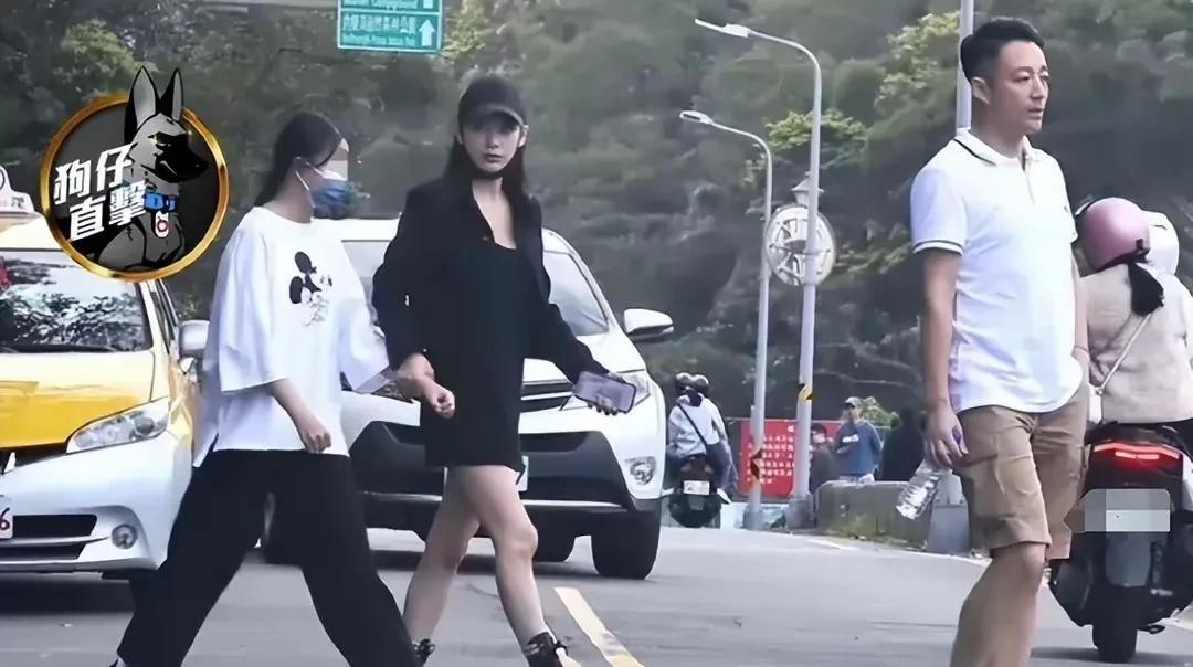 汪小菲真是
爷们儿本们了
大家发现了吗
近期的汪小菲
带着孩子们外出
那叫一个大