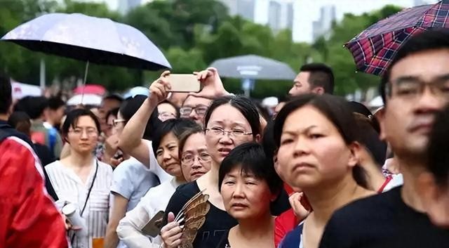 高考第一天！就出现“4件恶心”事，网友怒骂：个个吃相太难看！