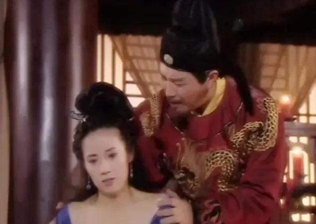 626年，玳姬被李世民霸占并生下女儿，孩子没满月李世民就强行抱走，玳姬疯了。谁料