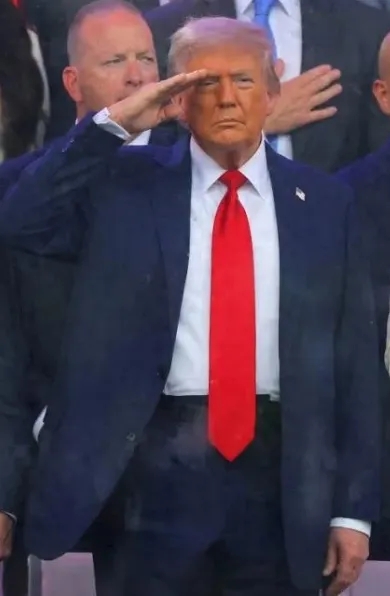 当下，网友们热议纷纷，提议在9月3日的阅兵式上邀请美国总统特朗普前来观礼。中国人