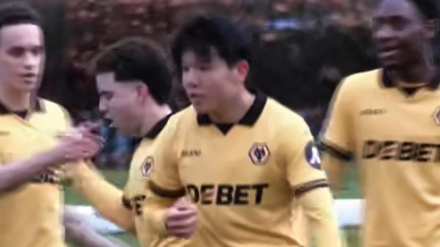 球迷熬夜值了！英超U21狼队3-4遭逆转，徐彬首发吃黄牌拦截能力强