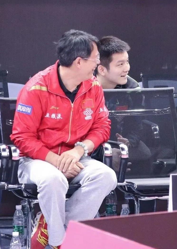 最动人的话不是我爱你
而是70岁的国乒前教练吴敬平对樊振东说的，陪你战洛奥
最近