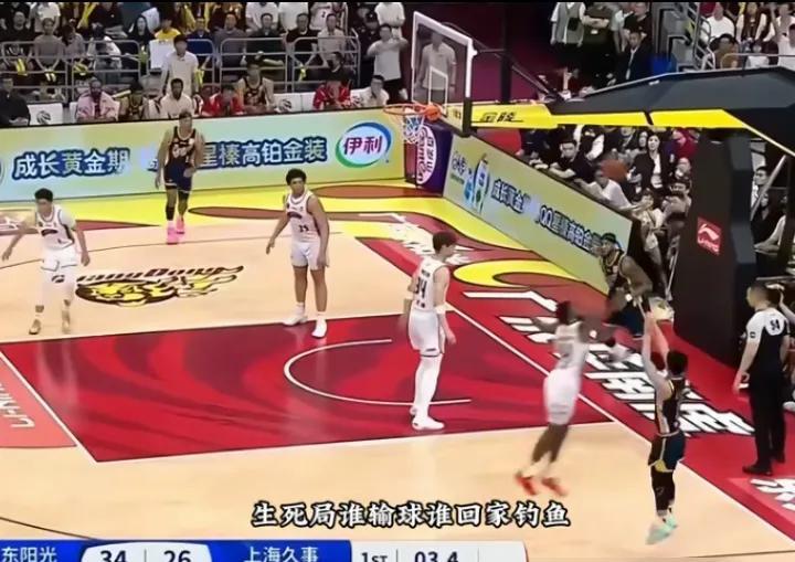 徐杰，当之无愧的粤沪大战英雄！
杜锋的战术板上，徐杰既是破联防的尖刀，又是稳局面