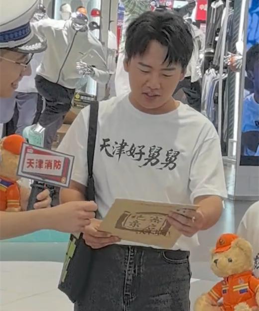 郭麒麟在天津某商场被网友偶遇，身边还跟着剧中的外甥胡朗荃。郭麒麟、胡朗荃穿着亲子