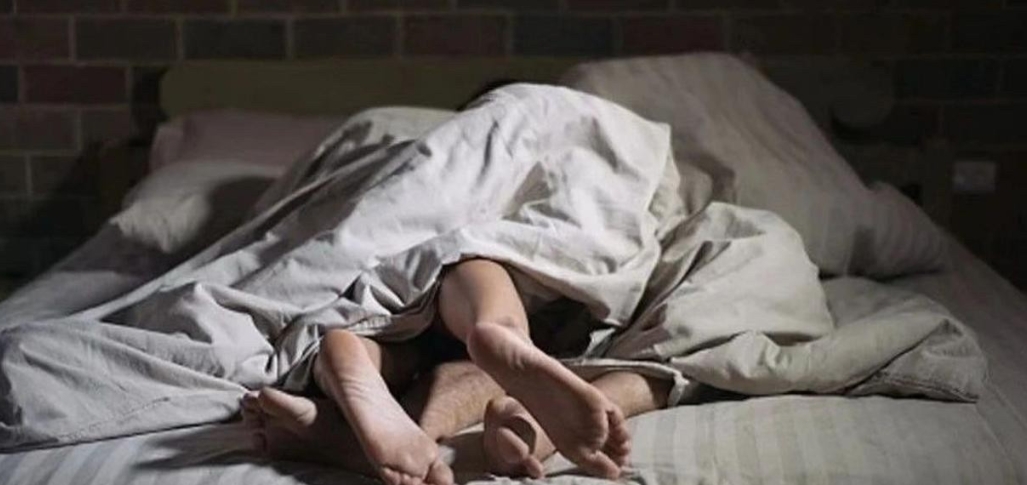 某地一名已婚男子与情人在酒店房间内，12小时里多次发生关系。期间男子感觉不适，在