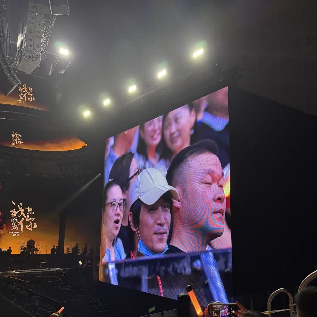 韩红演唱会🎙️合肥站｜陈晓在哪
低调的公益人陈晓 人乌央乌央的 他在人海中的