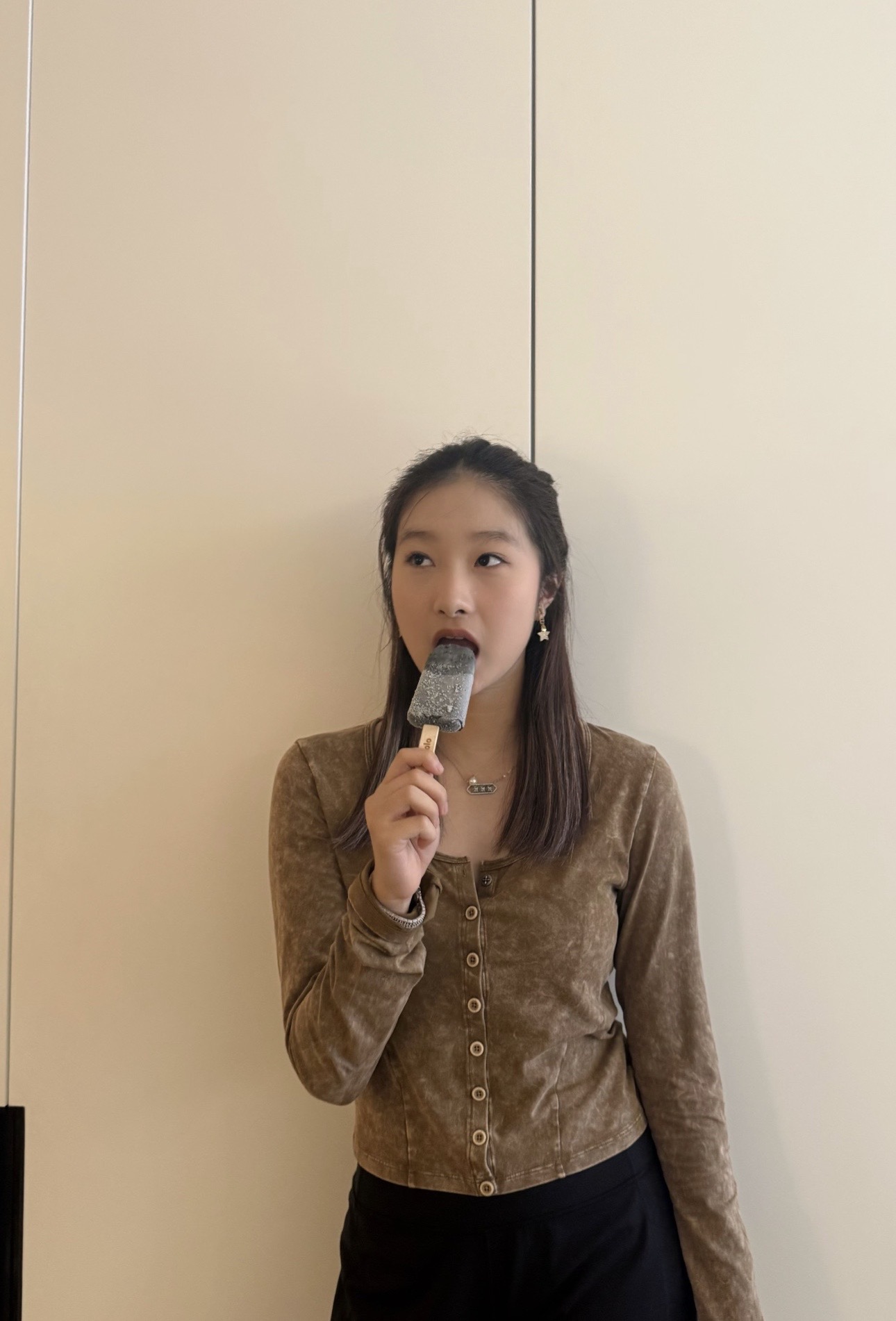 马伊琍女儿晒出的照片引发不少讨论，有网友仔细观察后笑称：“上半张脸像妈妈，下半张