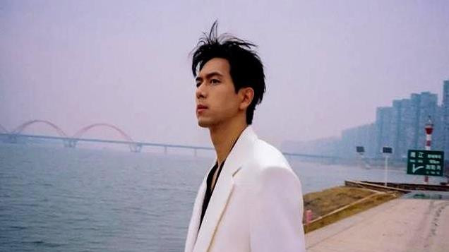 李现打鸟照引热议·明星摄影遭吐槽·老法师竟成赢家