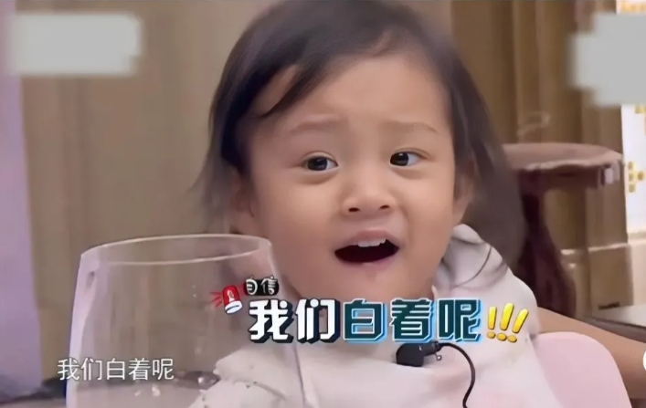 贾乃亮和李小璐的女儿
小甜馨在《爸爸回来了》
金句王："我们白着呢！" 
圈粉无
