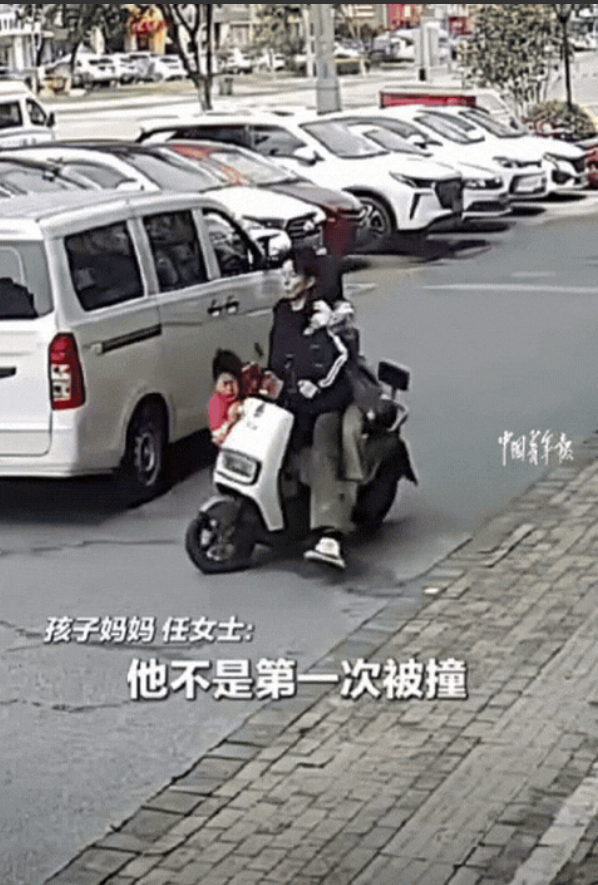 “不是第一次了！”江苏无锡，5岁男孩突然冲到路中间，由于面包车遮挡视线，电动车躲