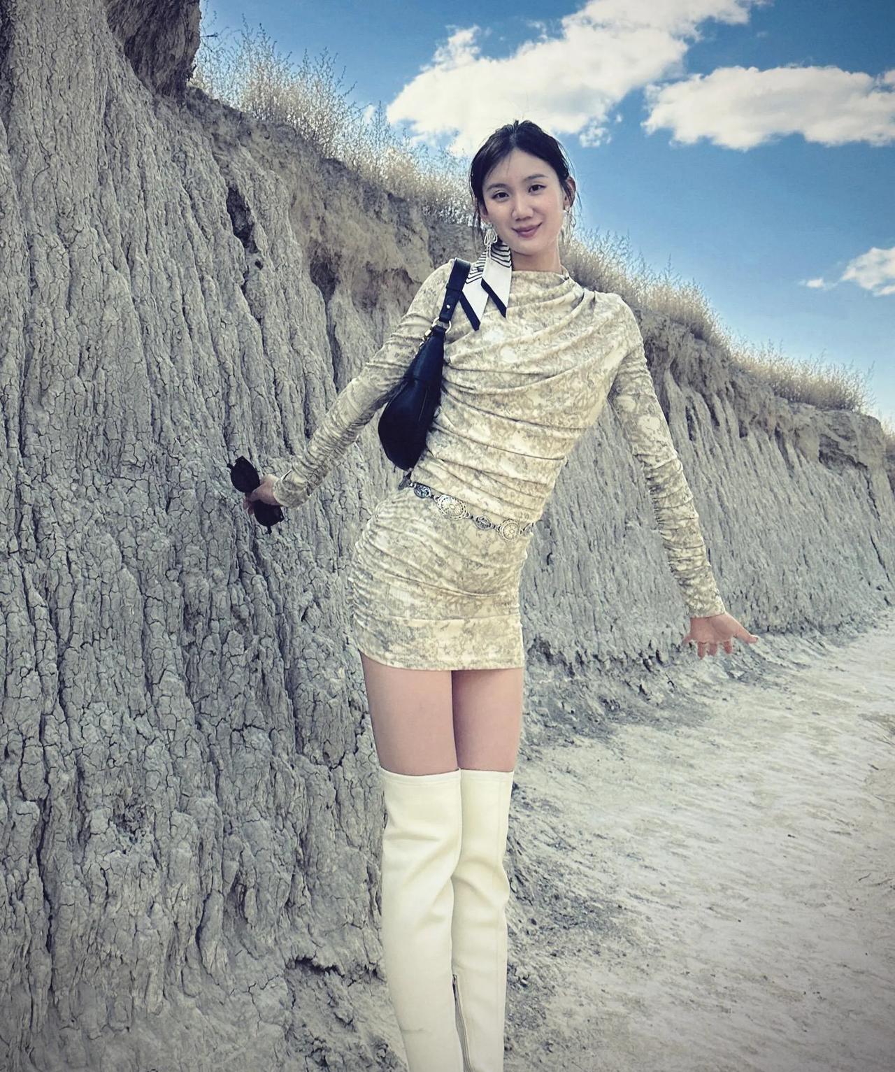 白色长筒靴长腿小美女，在戈壁滩开出了花！#白长筒过膝袜# #白色过膝袜穿搭#