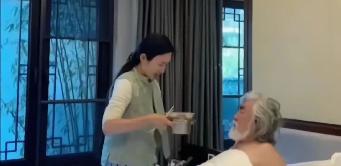 张纪中生病卧床不起，杜星霖体切入微，知热知冷照顾，真是无微不至，端茶送水，喂吃喂