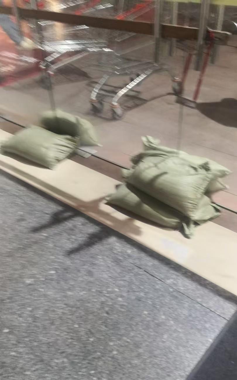 今晚去大润发超市买东西，准备囤货应对超级台风桦加沙，看到超市大门的玻璃，竟然被里