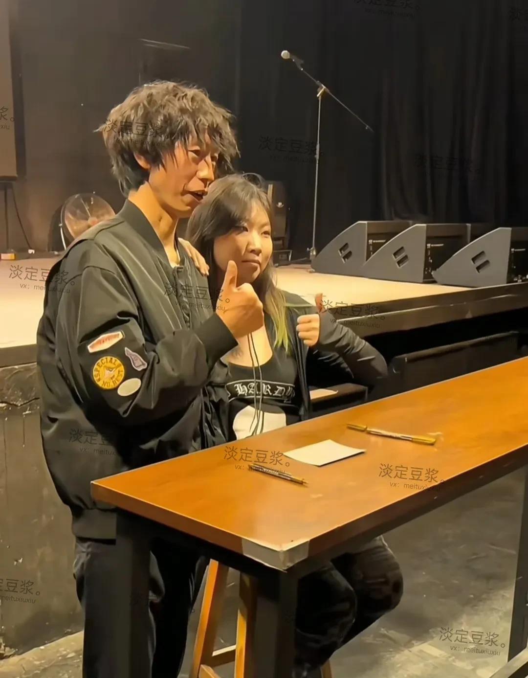 天啊！粉丝排队求歌手庞麦郎签名，看来他身上还是有很多吸引年轻人的优点，虽然看他歌