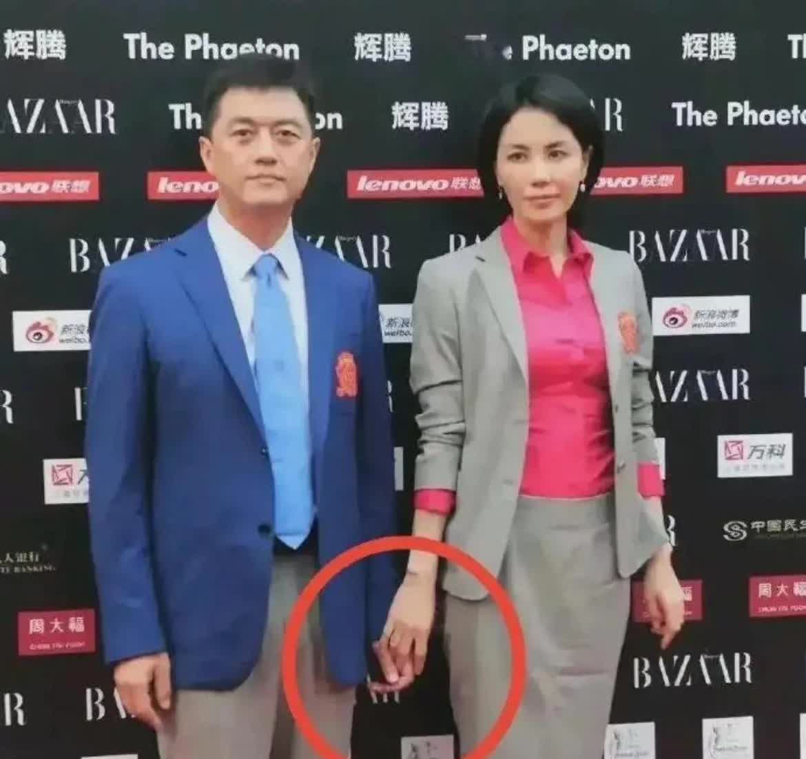 谁能想到清冷如高岭之花的王菲，竟为了李亚鹏穿上制服！要知道，王菲可是乐坛叱咤风云