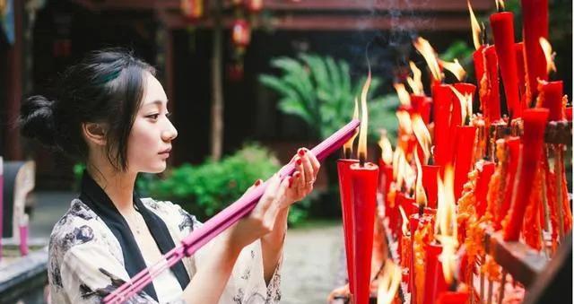 好姻缘都是命运早就安排好的。
婚姻这东西，和赚钱一样。一门心思扑上去找，往往就是