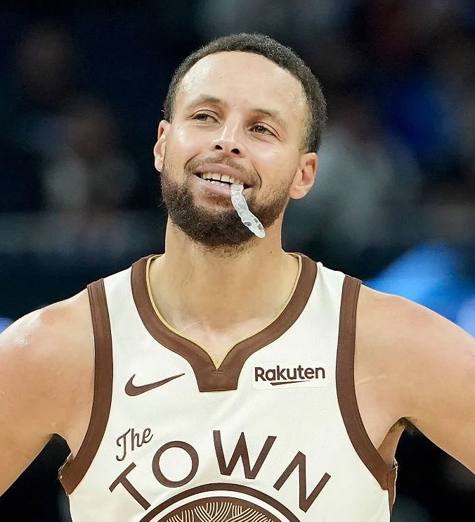 据Anthony Slater报道：赛后，斯蒂芬·库里在球员通道里一瘸一拐的，看