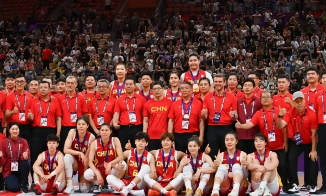 主力五人合起来拿13分

这比赛把遮羞布直接撕烂

宫鲁鸣忍了一个月，还是把杨舒
