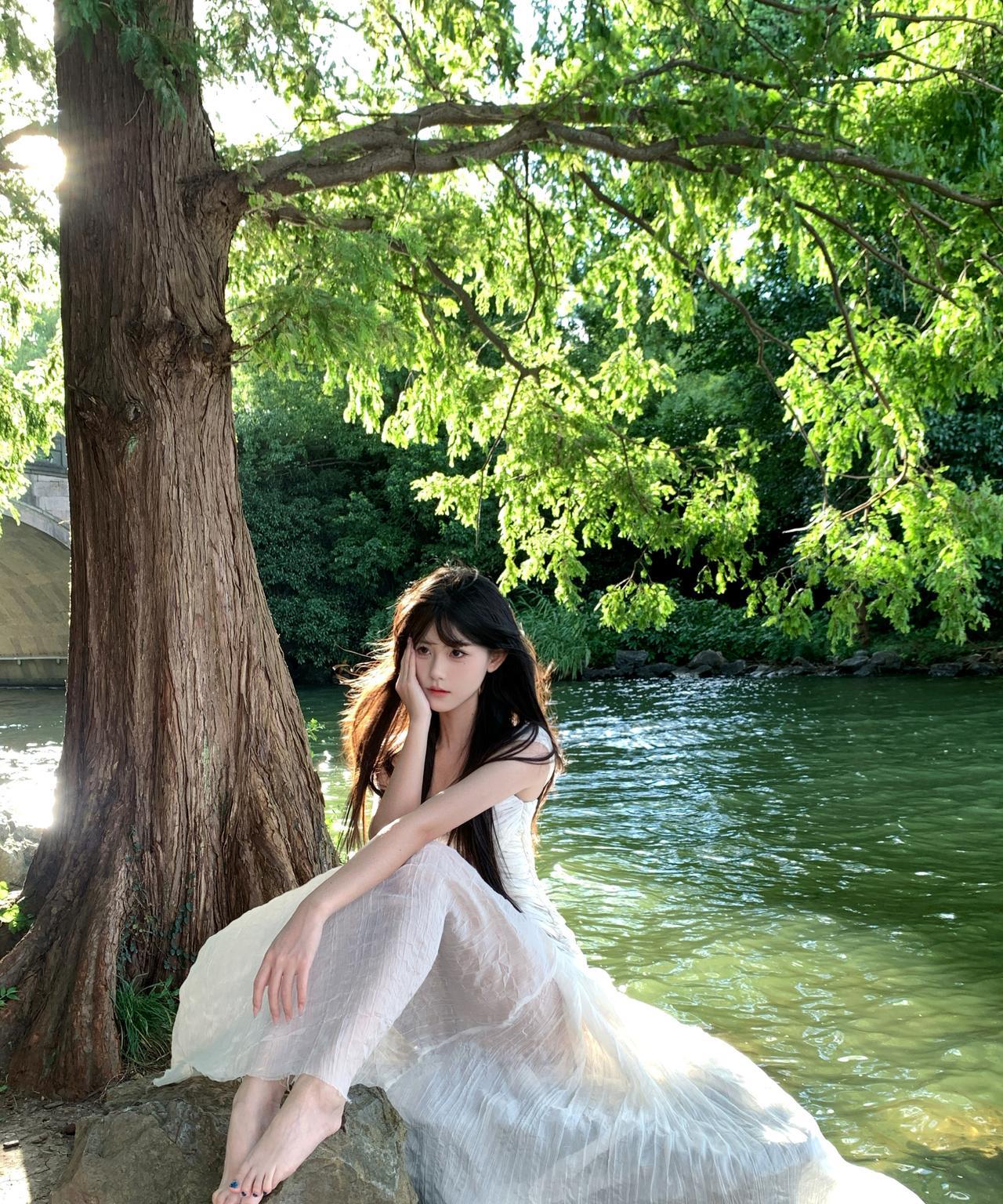 仙气飘飘的少女，静坐湖畔，仿佛人间仙境。
