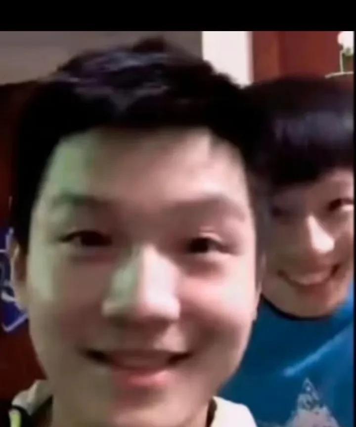 我的右手挨着你的左手
#樊振东# #林高远# 
“背后不是女的，是男的。”
小胖