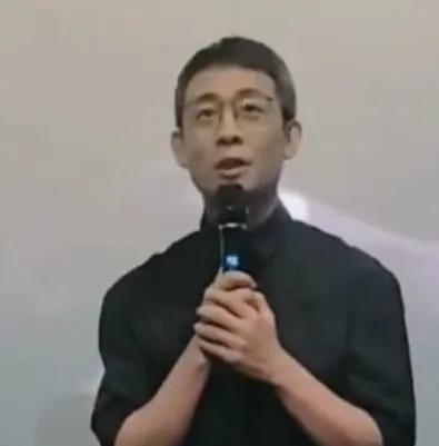 一直以为明星们都巴不得全年无休地拍戏，在聚光灯下一直闪耀。可张译却不一样，他竟然