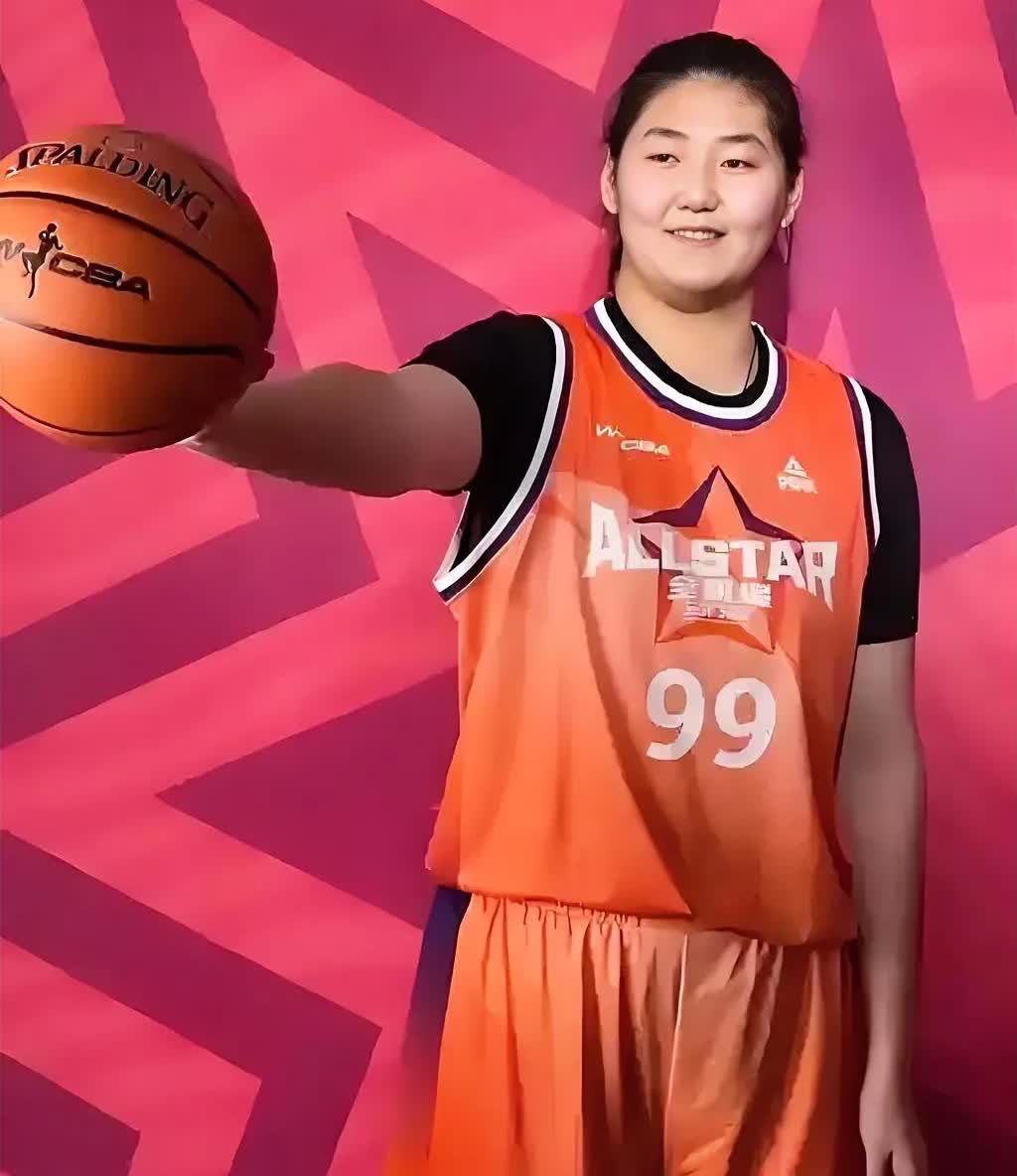 毫无疑问，载入世界篮球史册的三大超级女巨人分别是：
第一位：谢苗诺娃
第二位