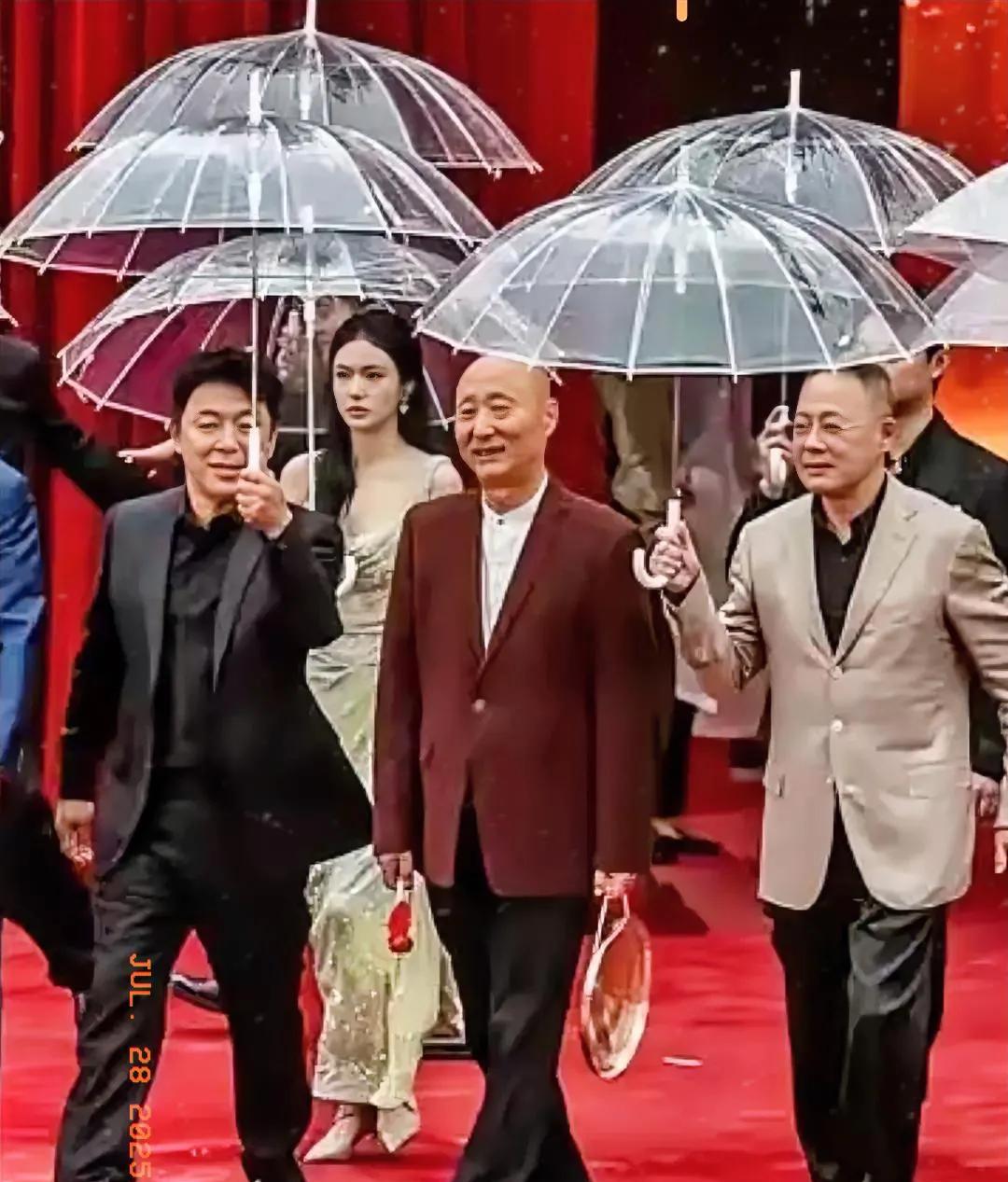 是的！黄渤抢着为陈佩斯撑伞！！#陈佩斯名场面# #陈佩师#